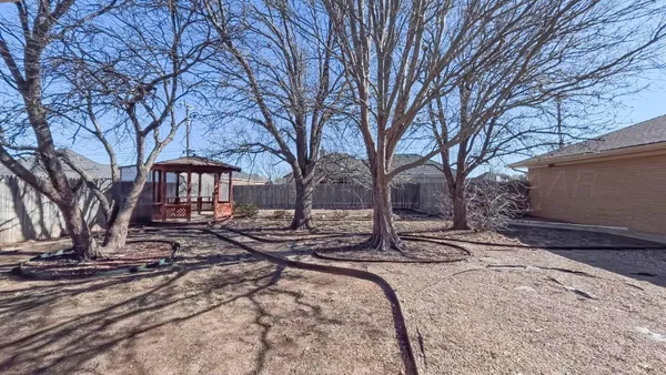 a view of a yard with a house