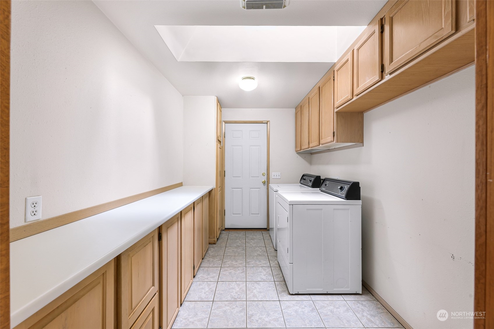 18453 West Stevens Road Burlington, WA 98233 - Photo 23 of 39 a view of a hallway with washer and dryer