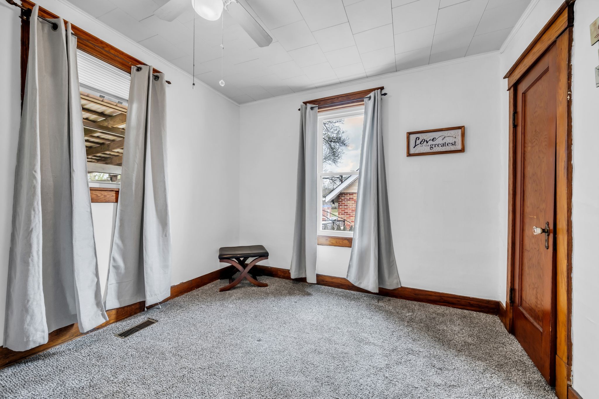 104 West Chestnut Street Dickson, TN 37055 - Photo 21 of 27 an empty room with windows