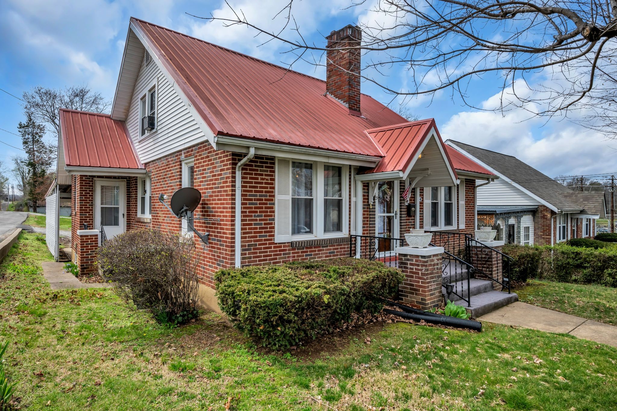 104 West Chestnut Street Dickson, TN 37055 - Photo 3 of 27 a front view of a house with garden