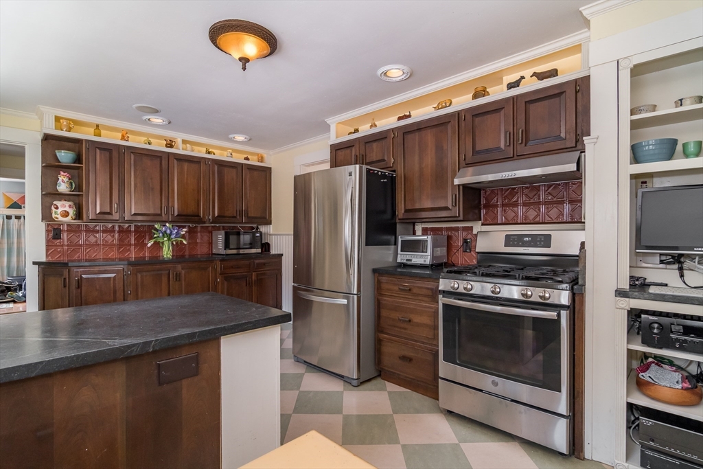 64 Curve Street Wellesley, MA 02482 - Photo 15 of 29 Gallery Image 15