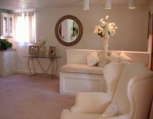 437 Pearce Road Pittsburgh, PA 15234 - Photo 3 of 8 Living Room.