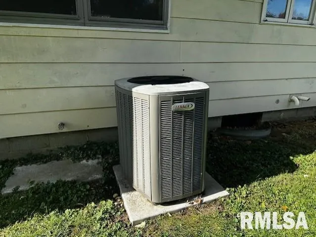 $159,900 | 12 Newland Lane, Jacksonville, IL 62650