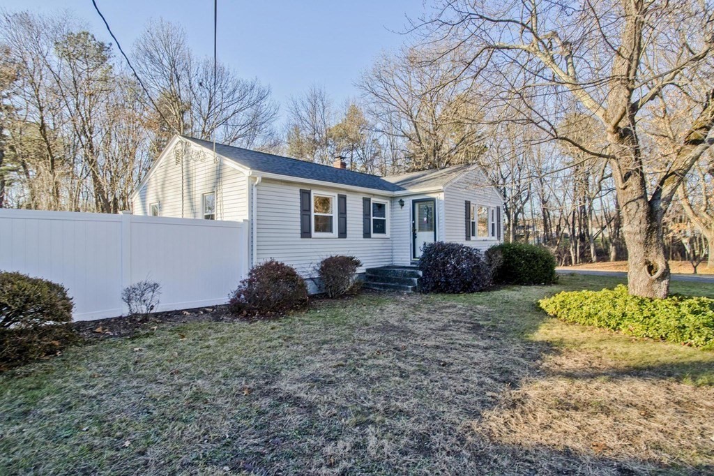 8 Timothy Circle Springfield, MA 01119 - Photo 3 of 42