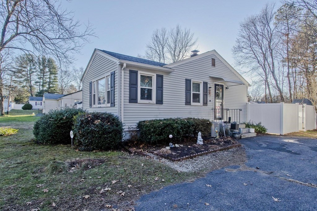 8 Timothy Circle Springfield, MA 01119 - Photo 6 of 42