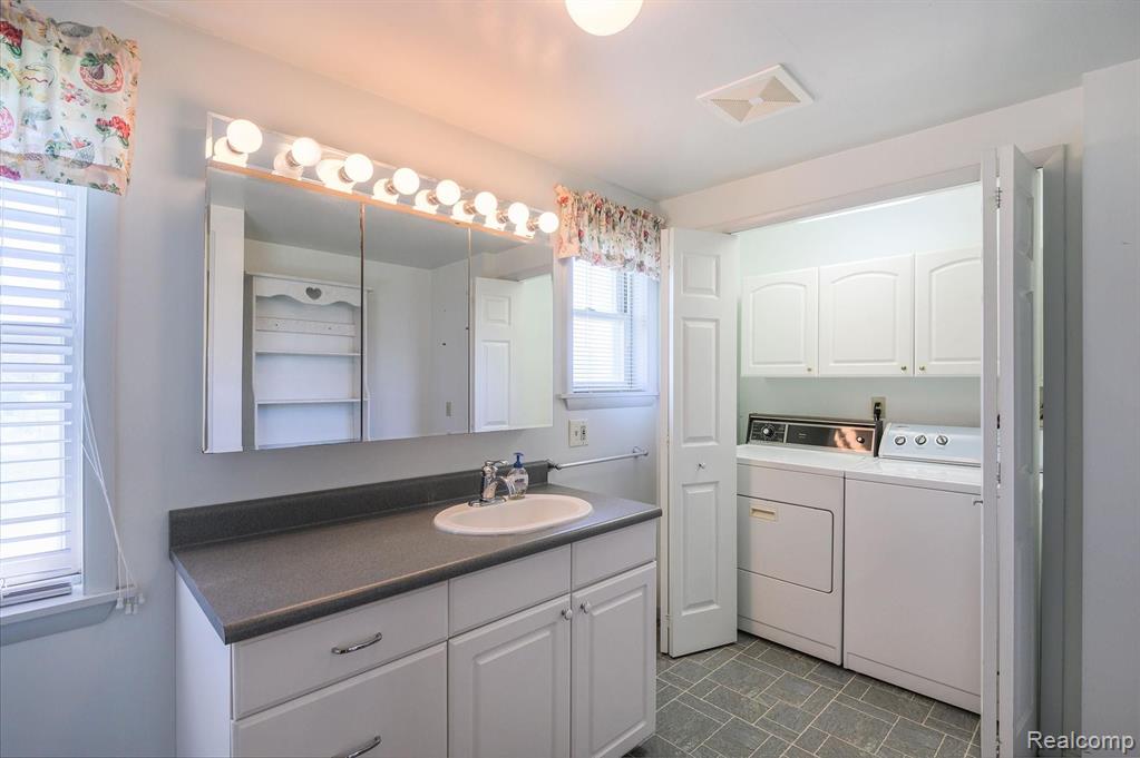 2087 Roland Avenue Flint, MI 48532 - Photo 8 of 22