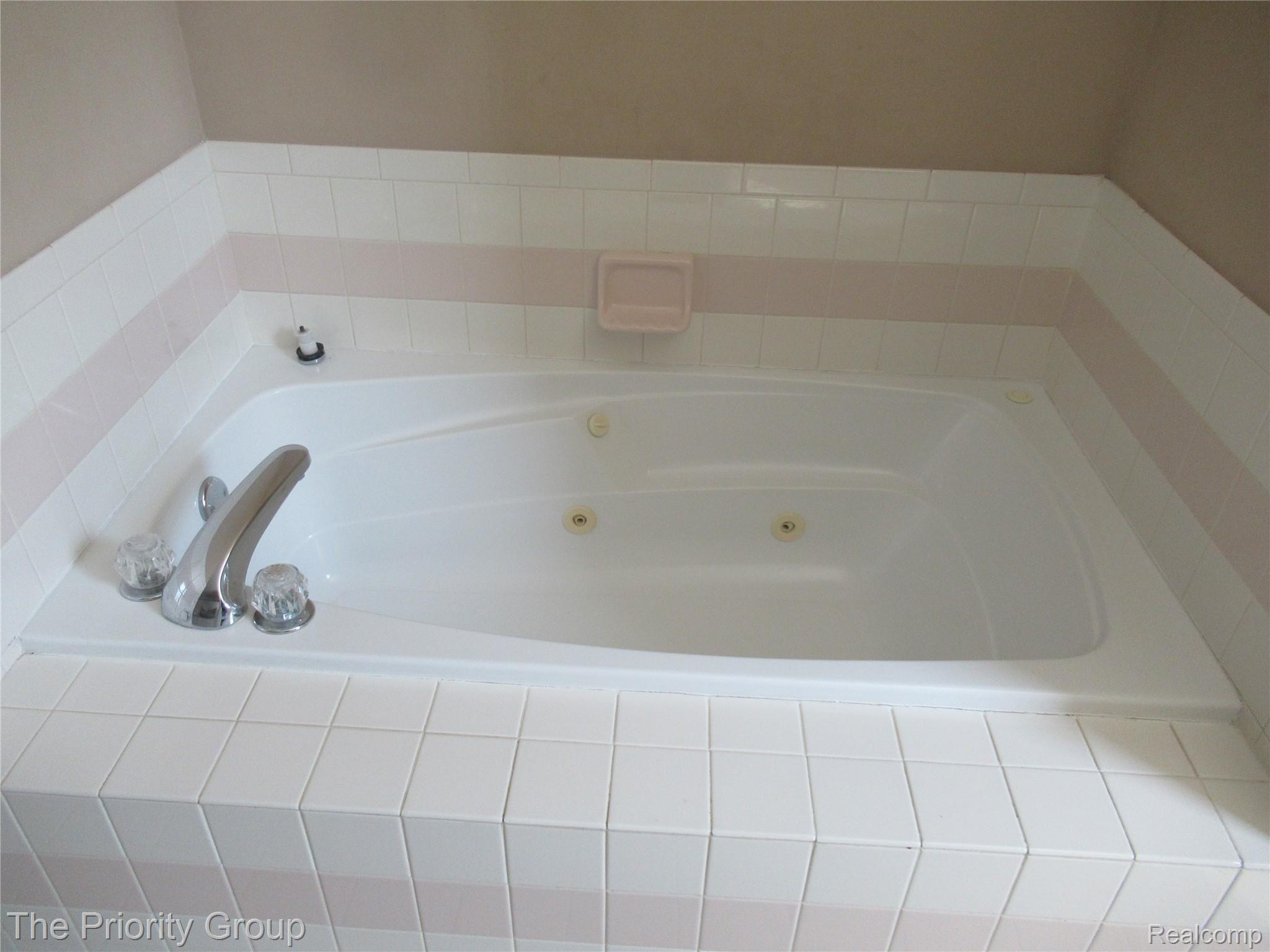 11494 Milford Road Holly, MI 48442 - Photo 15 of 39 master bath tub.jpg