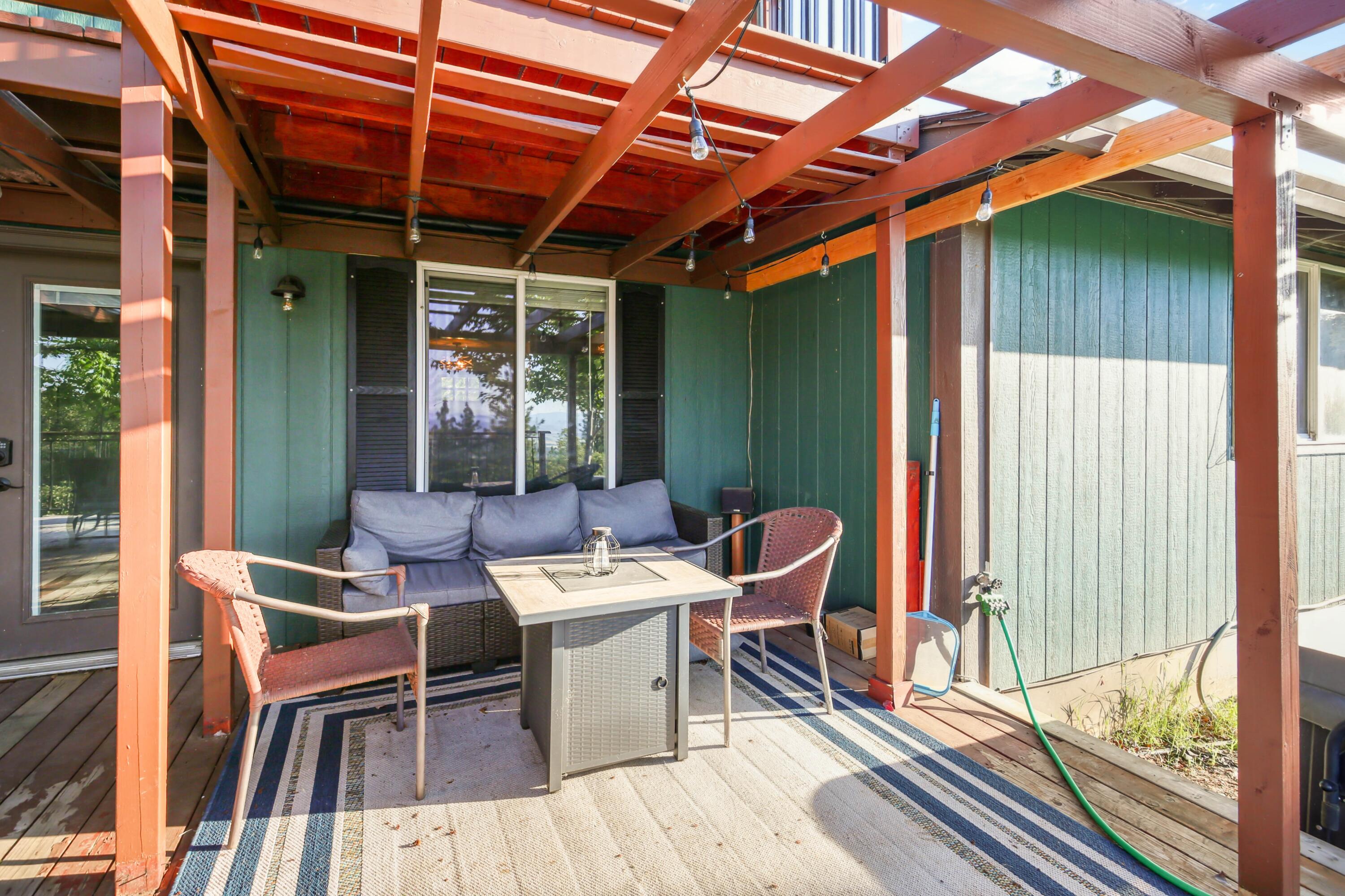 448 Wren Ridge Drive Eagle Point, OR 97524 - Photo 27 of 45 a outdoor view with a sitting space