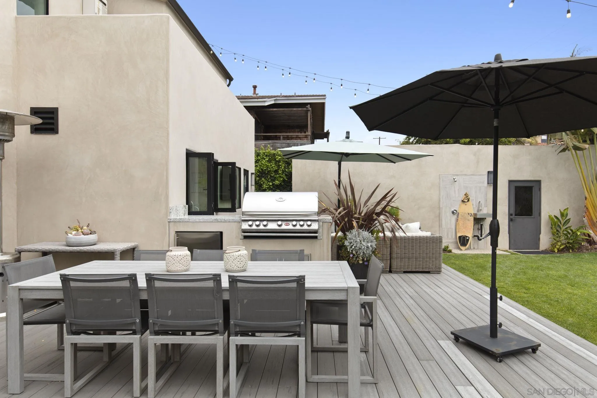 321 Fern Glen La Jolla, CA 92037 - Photo 29 of 46 a dining space with furniture and a yard