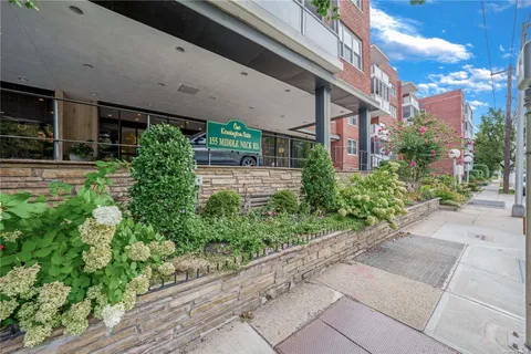 $499,000 | 1 Kensington Gate, Unit 223, Great Neck, NY 11021