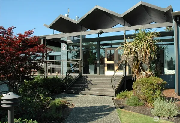 a view of outdoor space yard and porch