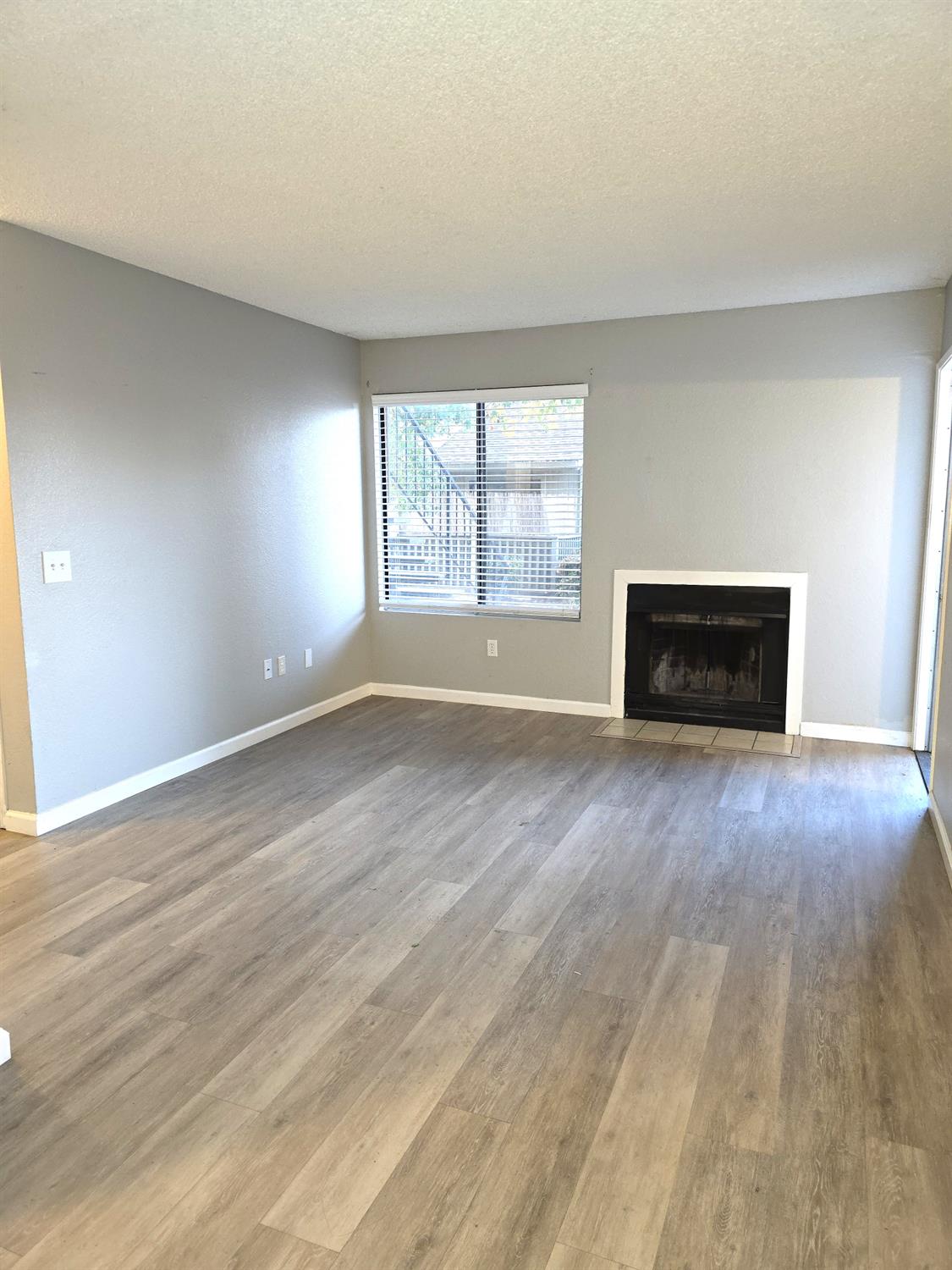 3941 Madison Avenue, Unit 111 North Highlands, CA 95660 - Photo 2 of 13 Family room