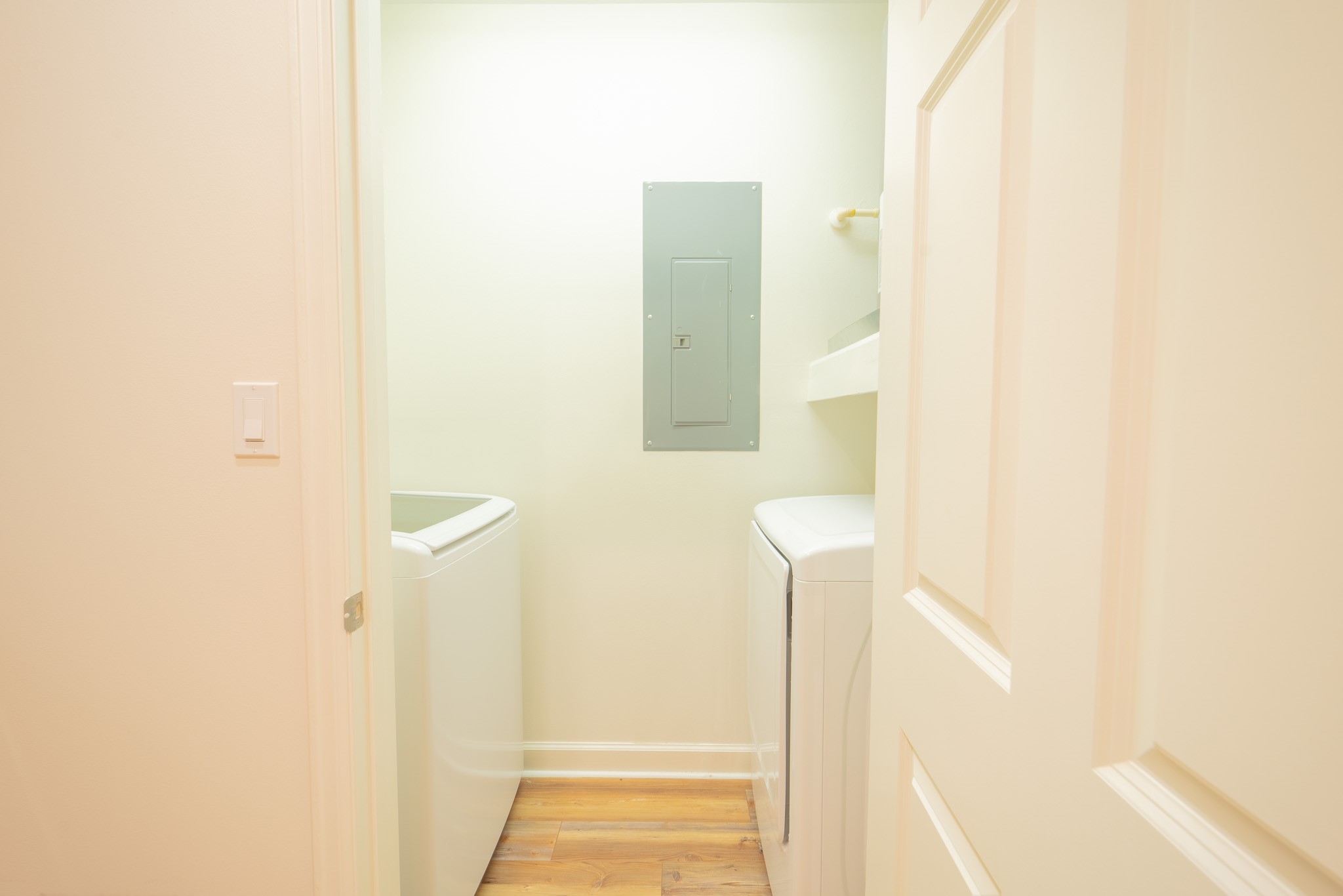 2520 Robinhood Street, Unit 505 Houston, TX 77005 - Photo 24 of 37 a bathroom with a mirror