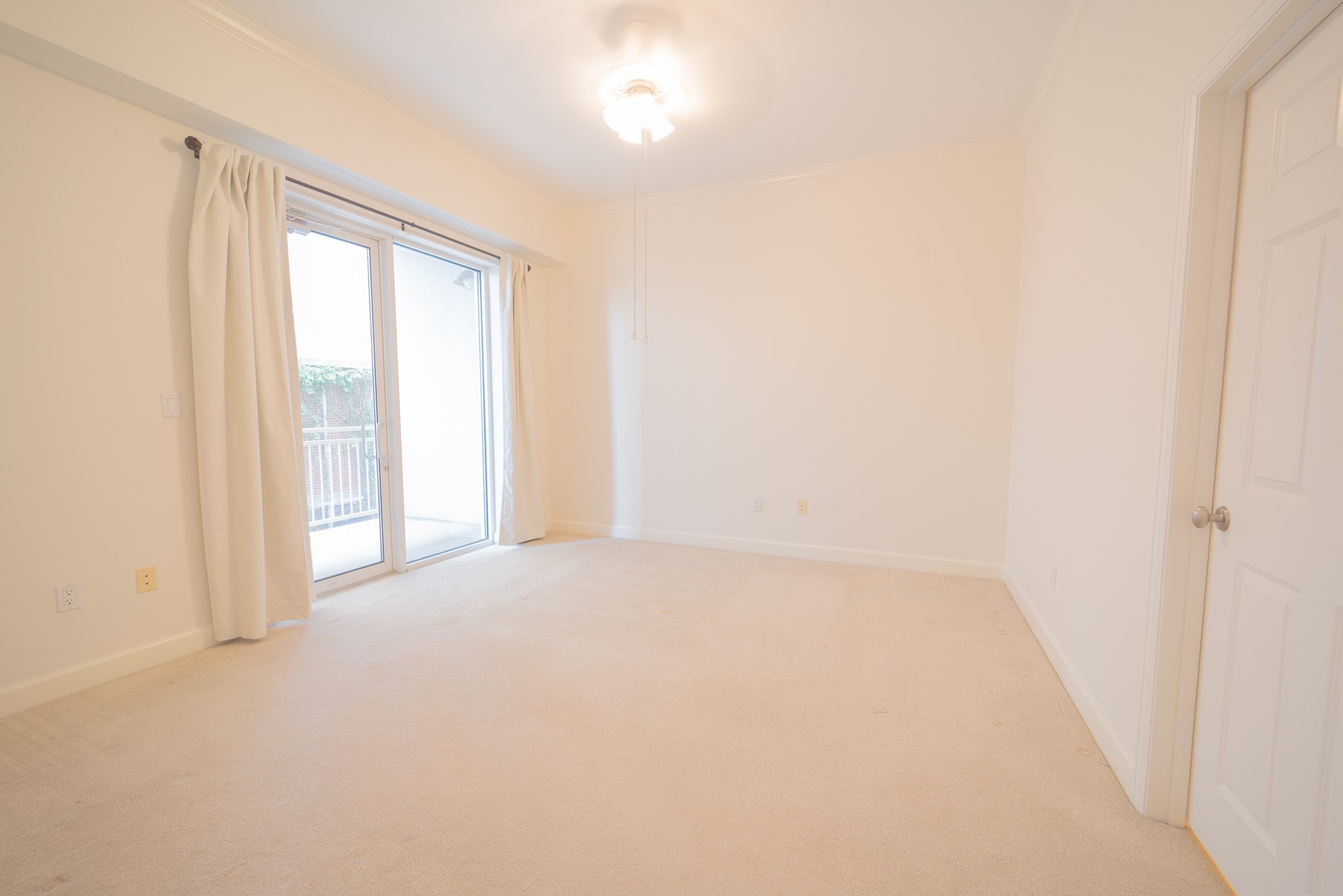 2520 Robinhood Street, Unit 505 Houston, TX 77005 - Photo 27 of 37 a view of an empty room with a window