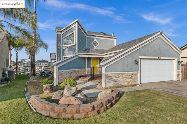 a view of a entrance gate of the house