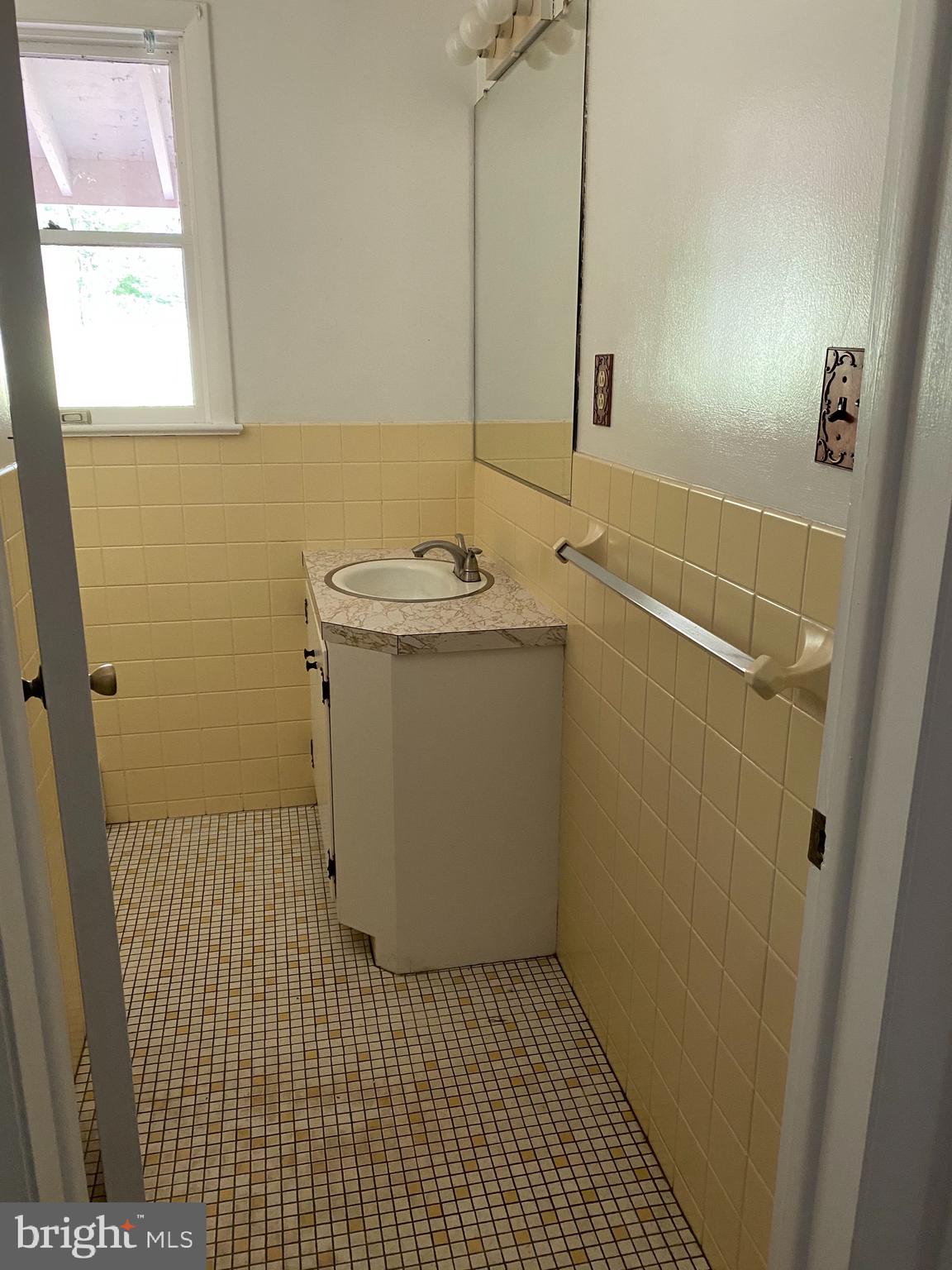3108 Goezel Road Perkiomenville, PA 18074 - Photo 28 of 40 Hall Bathroom