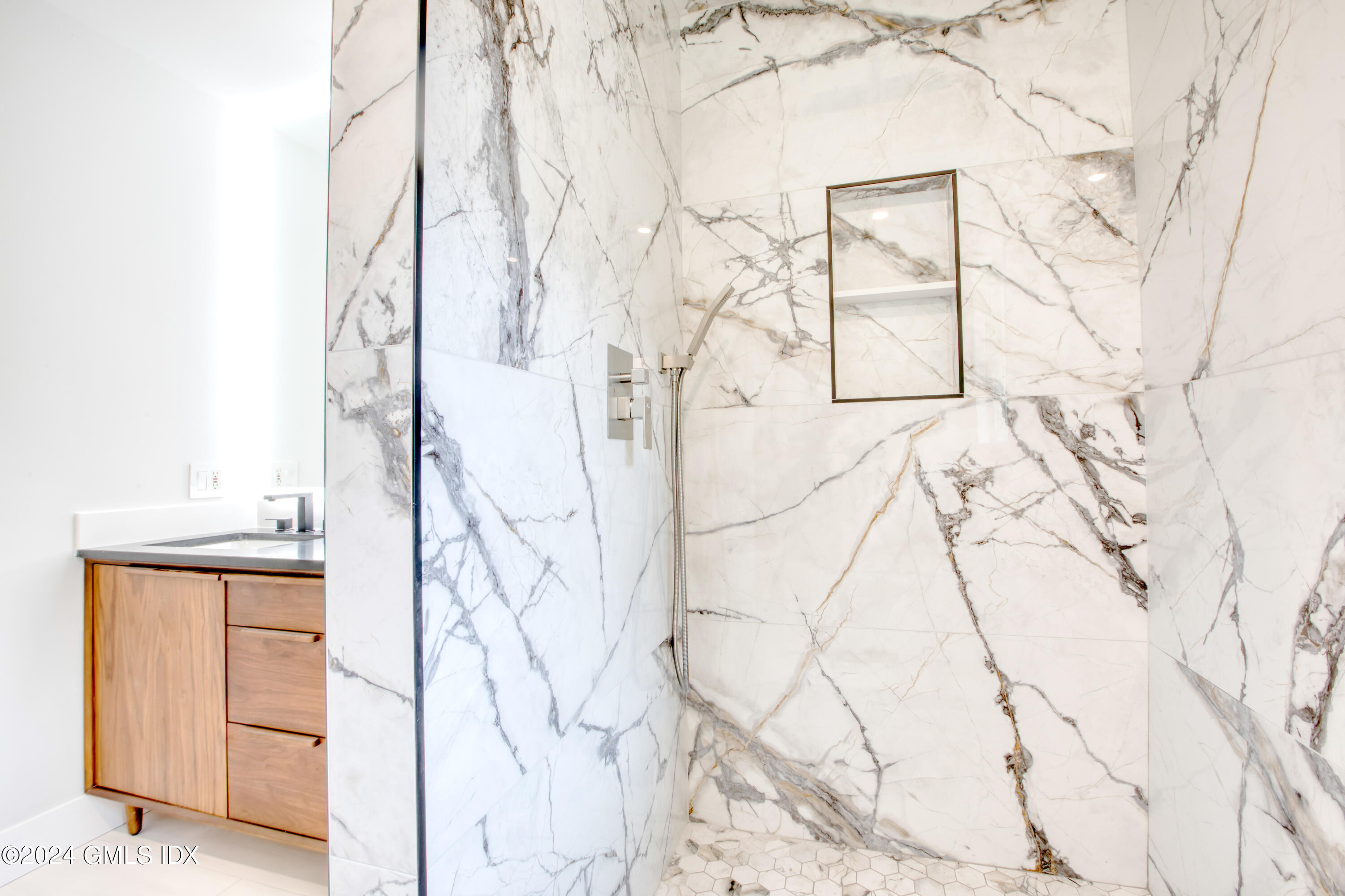 40 Prospect Street, Unit 1 Greenwich, CT 06830 - Photo 7 of 18 a picture of white wall with a snow on it