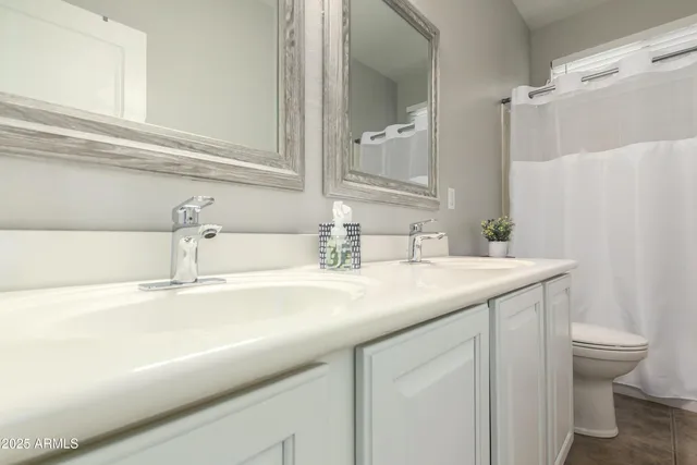 a view of entryway with washer and dryer