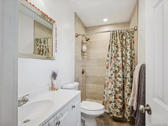 $875,000 | 27 Hewlett Court, Babylon, NY 11702