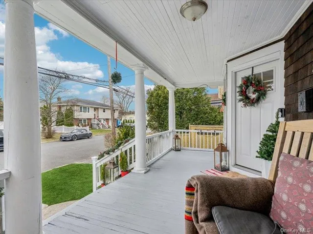 $875,000 | 27 Hewlett Court, Babylon, NY 11702