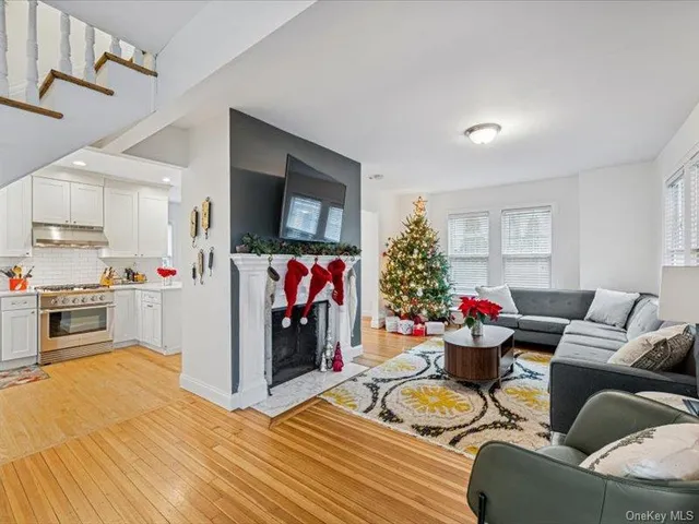 $875,000 | 27 Hewlett Court, Babylon, NY 11702