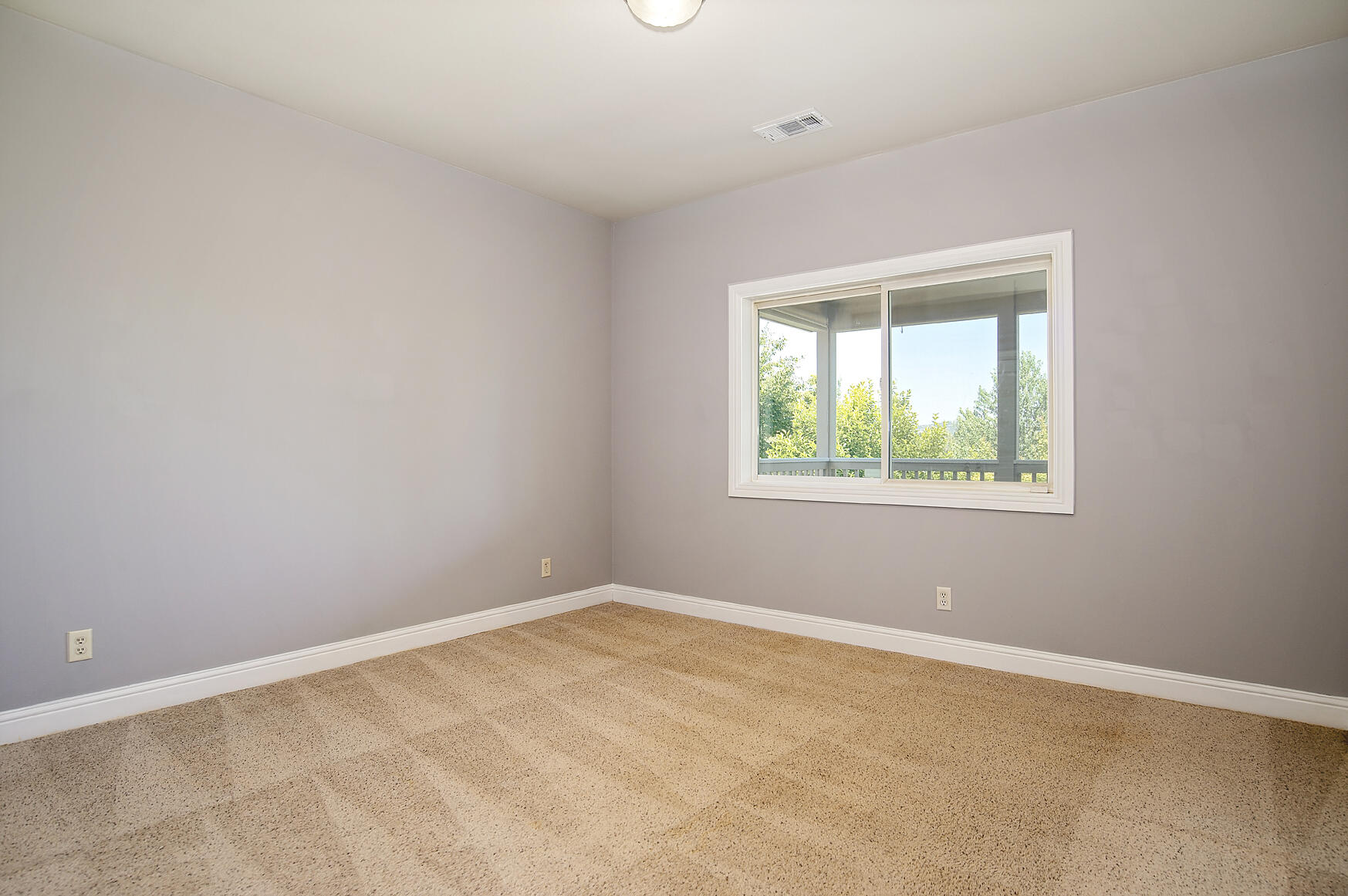 449 Quail Run Eagle Point, OR 97524 - Photo 22 of 35 an empty room with a window