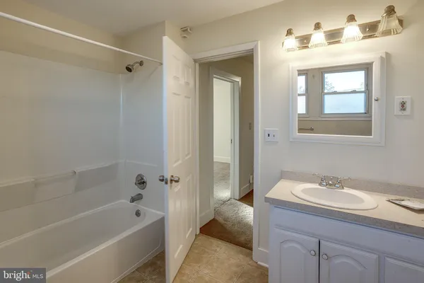 $2,150 | 7 B Dresser Avenue, Unit 1, Burlington, NJ 08016