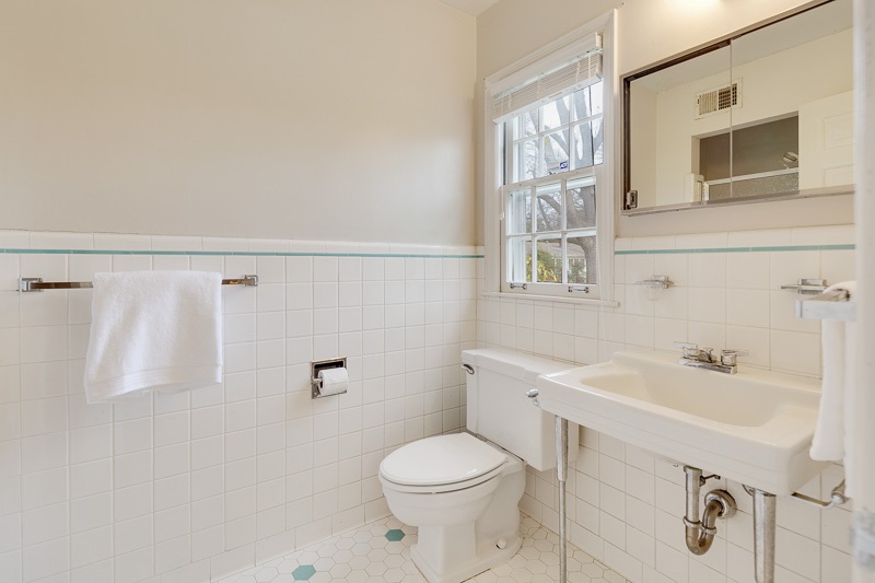 350 North Perkins Road Memphis, TN 38117 - Photo 14 of 25 Master bath has walk-in shower!
