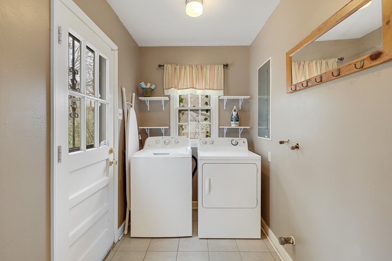 350 North Perkins Road Memphis, TN 38117 - Photo 22 of 25 The laundry/ mud room is off the kitchen and connects to the garage. It also features a walk-in pantry.