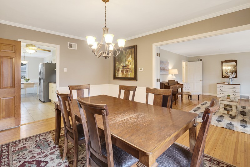 350 North Perkins Road Memphis, TN 38117 - Photo 6 of 25 Dining room flows easily from the kitchen and into the Living Room.