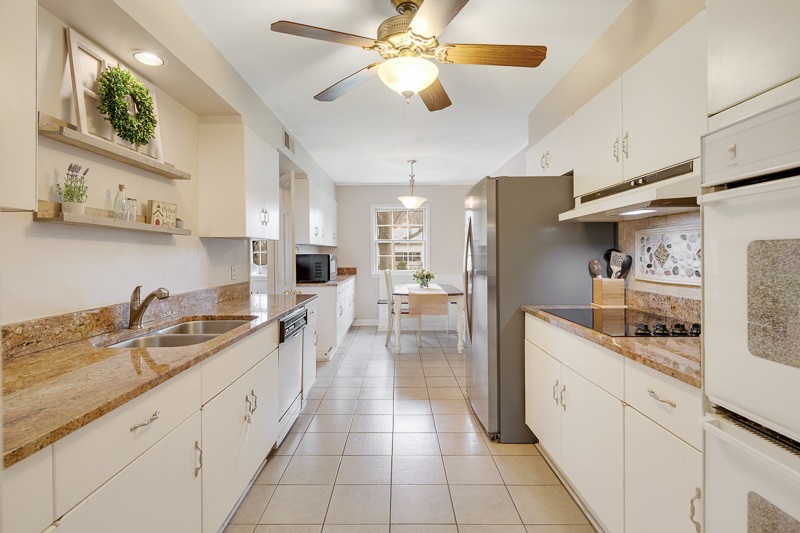 350 North Perkins Road Memphis, TN 38117 - Photo 8 of 25 Double ovens and electric cooktop in kitchen!