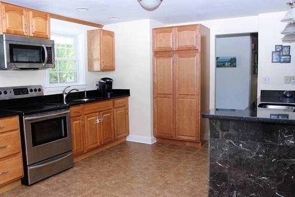 31 Robbie Road Braintree, MA 02184 - Photo 10 of 22 Gallery Image 10