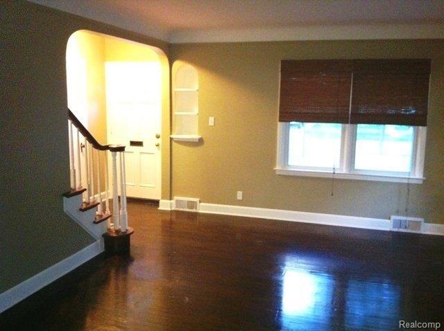 94 Riverside Drive Mount Clemens, MI 48043 - Photo 3 of 26 Living room