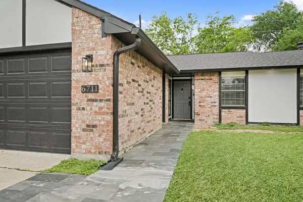 $2,400 | 6711 Pickett Drive, Richmond, TX 77469