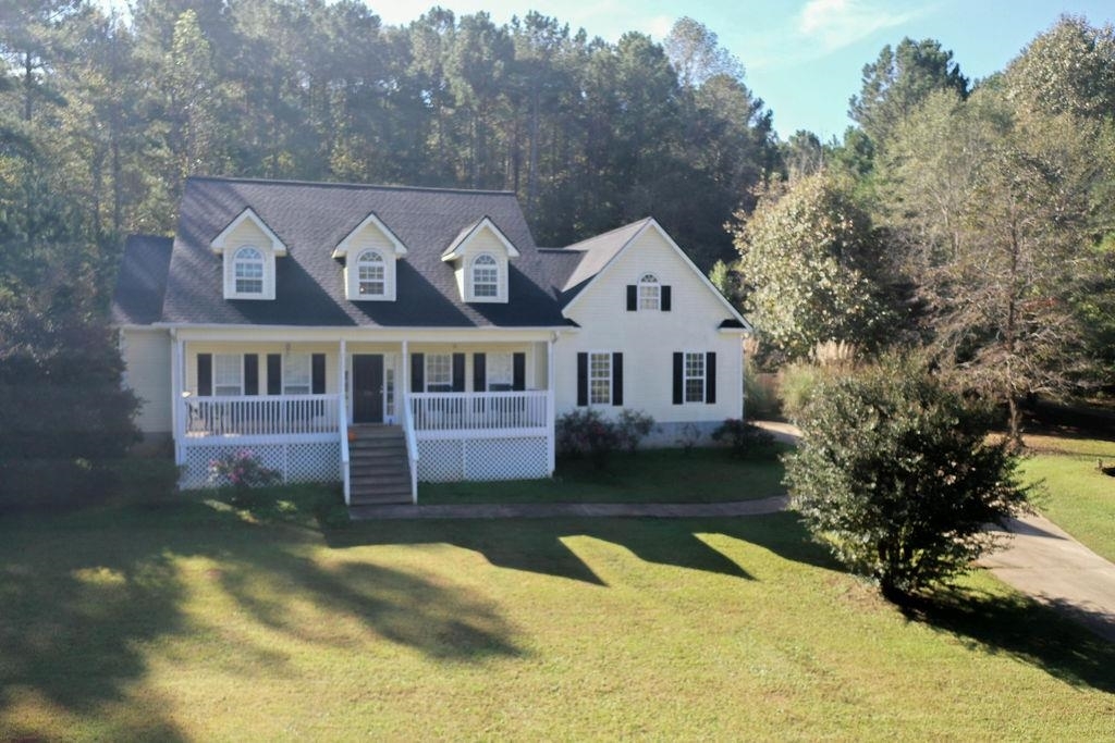 520 Wani Road Griffin, GA 30224 - Photo 1 of 1 a front view of a house with garden