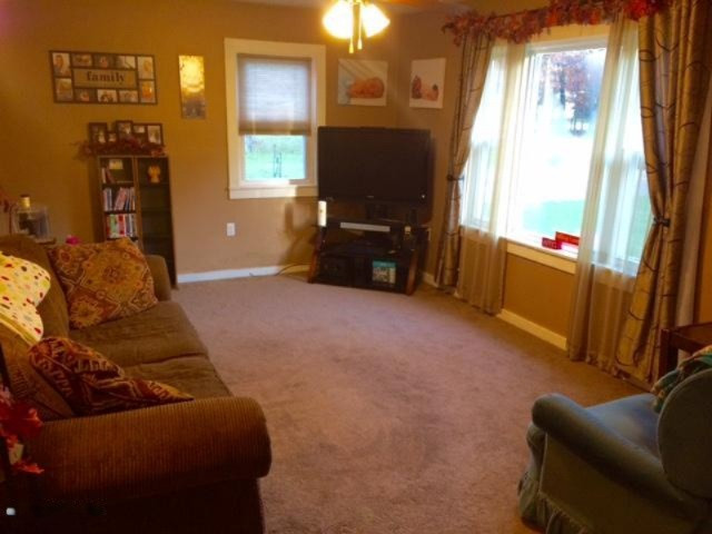 4282 White Road Muskegon, MI 49442 - Photo 3 of 19 Living Room