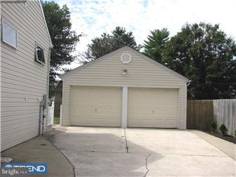 27 Matthews Road Newark, DE 19713 - Photo 2 of 12 Garage