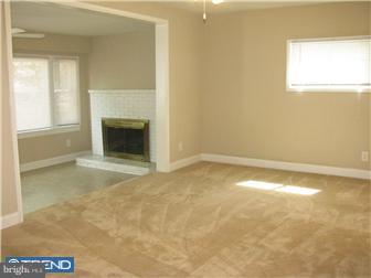 27 Matthews Road Newark, DE 19713 - Photo 7 of 12 Living Room