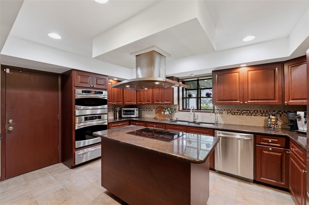 708 Warren Road Lutz, FL 33548 - Photo 29 of 65