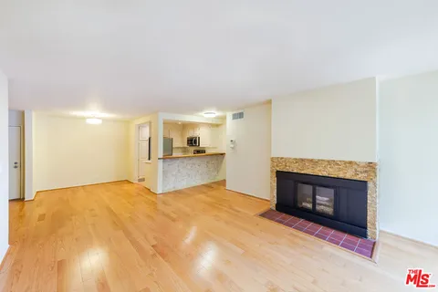 $599,000 | 950 North Kings Road, Unit 204, West Hollywood, CA 90069