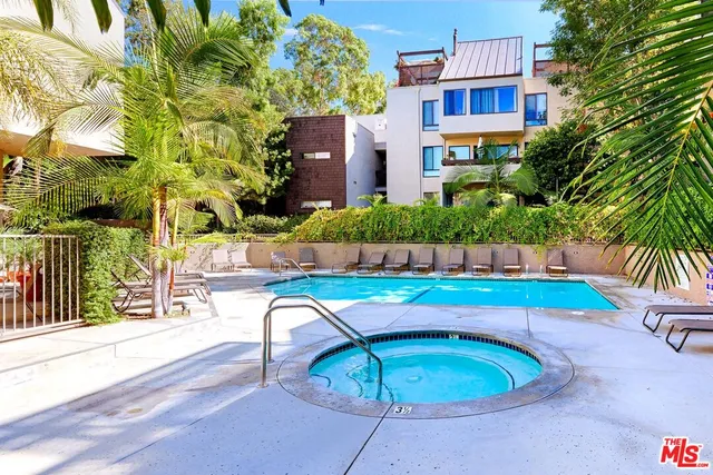 $599,000 | 950 North Kings Road, Unit 204, West Hollywood, CA 90069