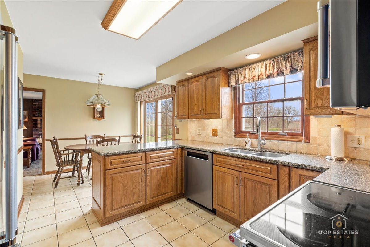 1541 Coventry Road Schaumburg, IL 60169 - Photo 7 of 30