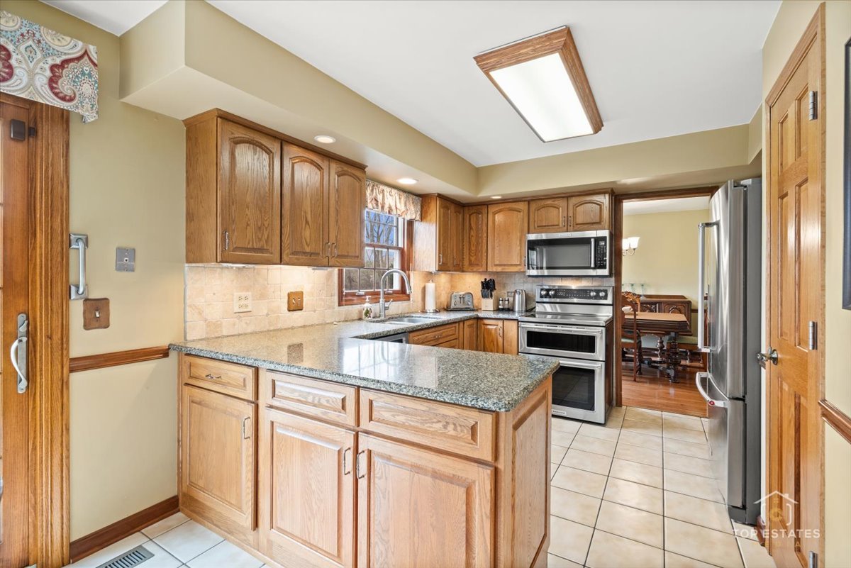 1541 Coventry Road Schaumburg, IL 60169 - Photo 8 of 30