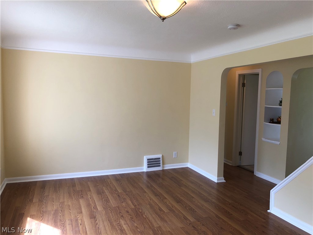 1582 Lander Road Cleveland, OH 44124 - Photo 3 of 32