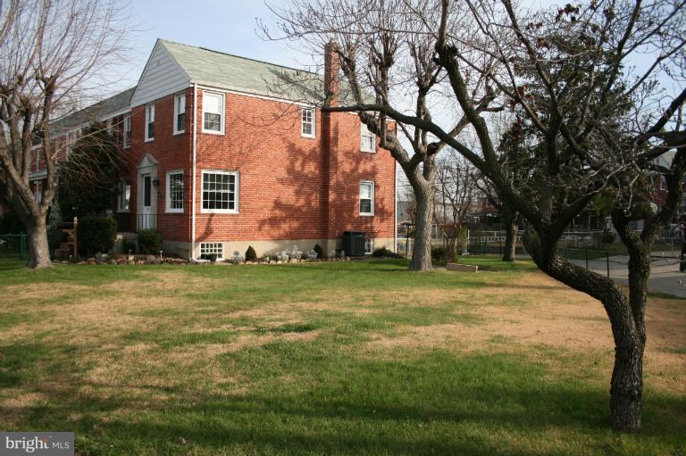 543 Larkfield Road Dundalk, MD 21222 - Photo 7 of 30 a backyard of a house with lots of green space