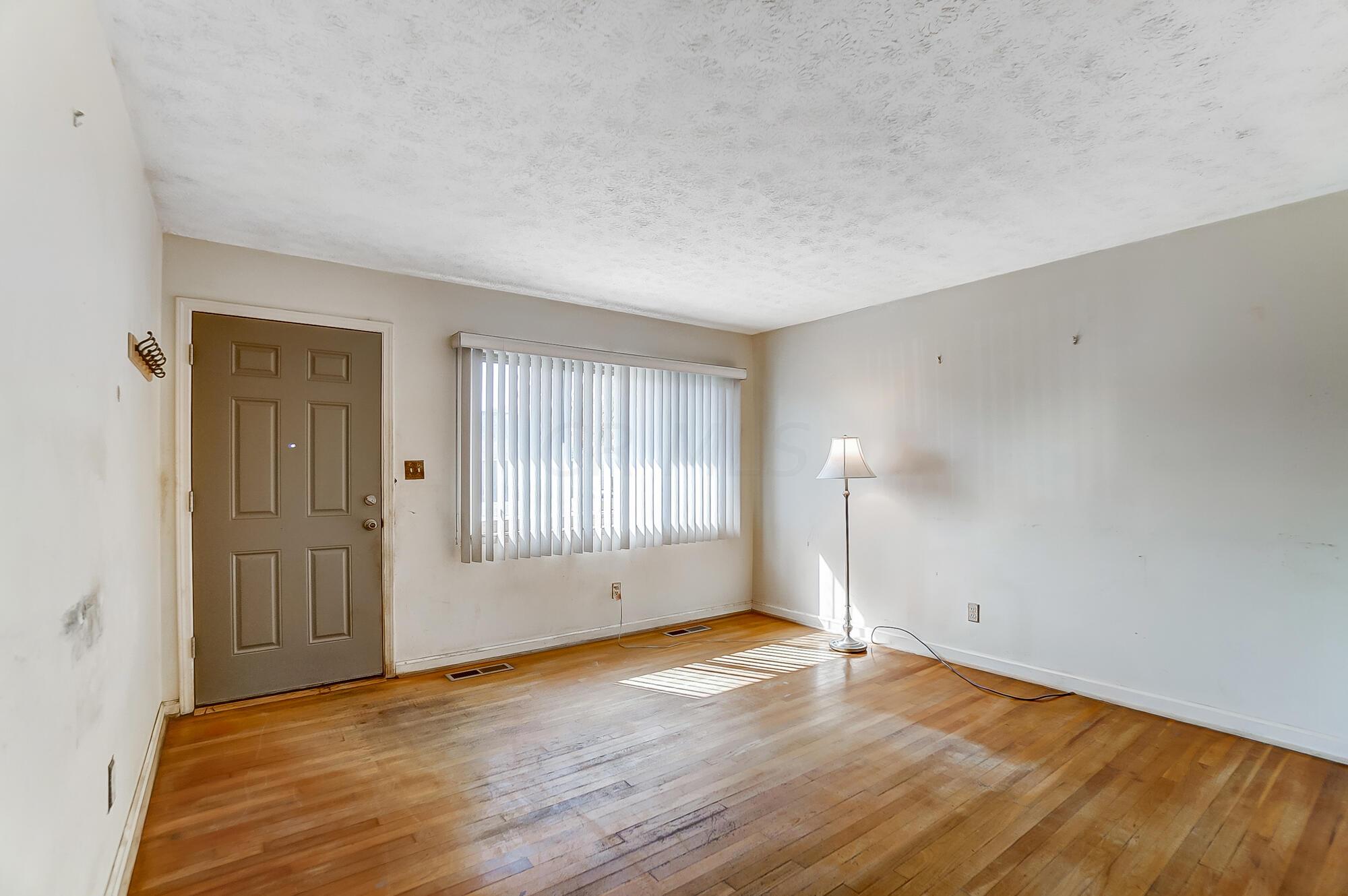 2094 Ward Road Columbus, OH 43224 - Photo 4 of 35 005