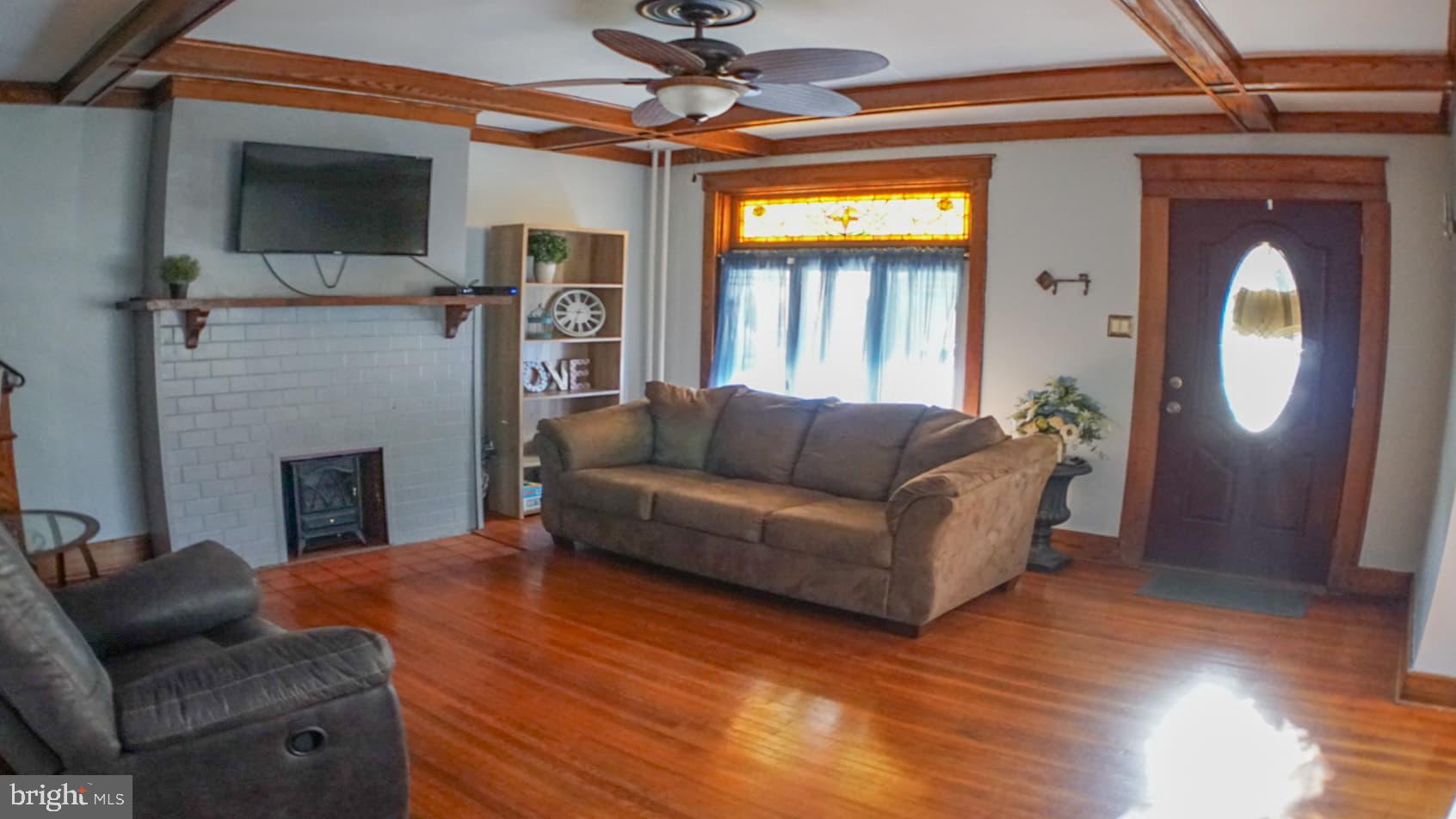 327 Friedensburg Road Reading, PA 19606 - Photo 4 of 20 Livingroom