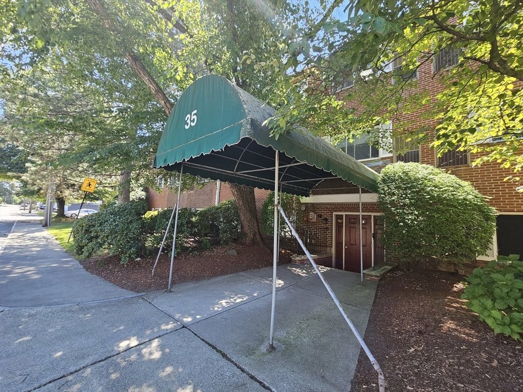 35 Prospect Street, Unit 215 Woburn, MA 01801 - Photo 25 of 37 a backyard of a house with table and chairs