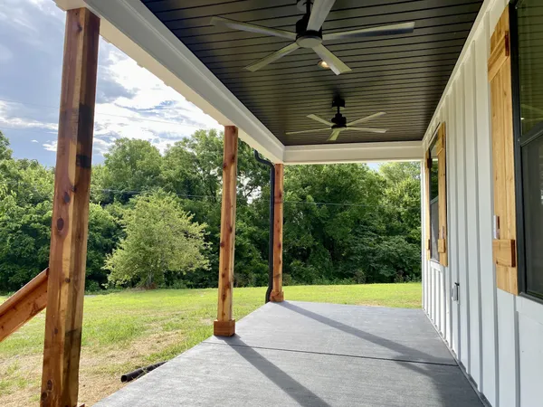 a view of entryway and hall yard