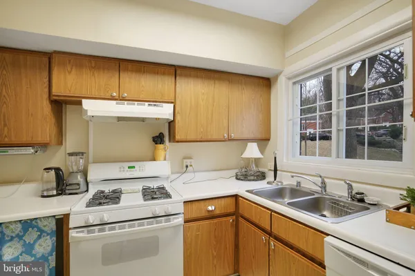 $2,695 | 1629 Fitzgerald Lane, Alexandria, VA 22302